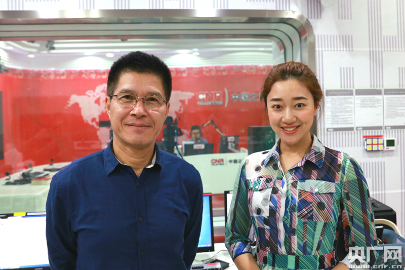 嘉宾张维良和主持人婉莹合影