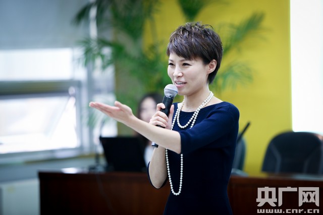 央广主持人阿杰主持《夜听》生日会(石昊鑫/摄)
