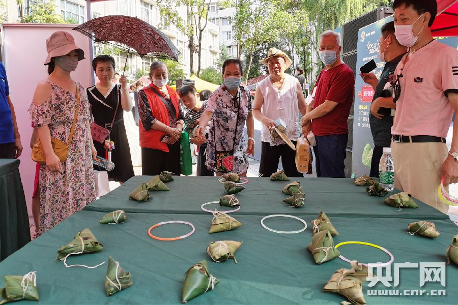 钓粽子比赛(央广网发 通讯员供图)