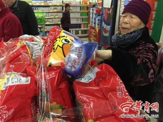 市民超市买薯片遇到空包装 工作人员：时有发生