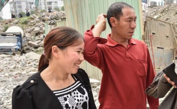夫妇遵义榻楼中挨户叫醒住户 被授见义勇为称号