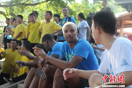NBA球星乔治·希尔福建泉州感受少林武术（图）