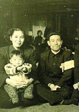 小林宽澄返回日本前全家合影。(均为小林阳吉供图)