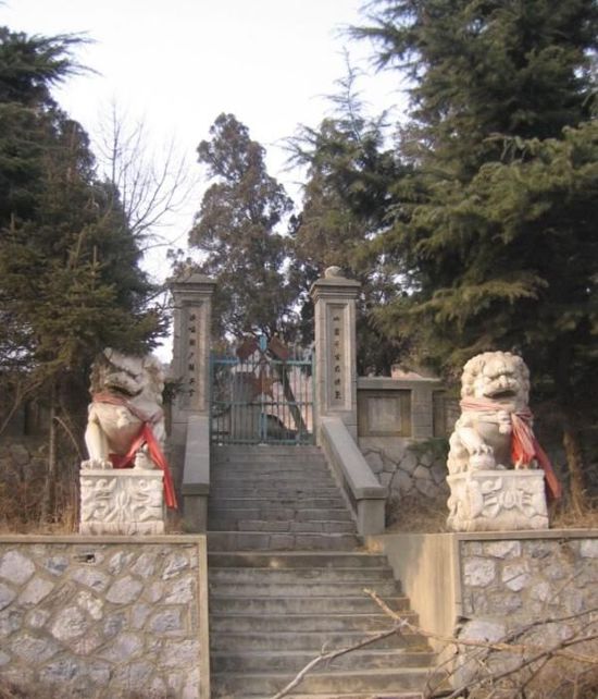 上图：老五二三厂搬迁前，烈士陵园一直被精心维护着，当时的两扇铁大门还在。大连文保志愿者