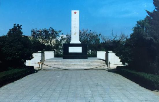 1976年，大连纺织厂工人们又在重建了一座“四二七”罢工纪念碑，碑身的设计与罢工发生的时间相契合。罗虎堂还参与了碑文的创作。