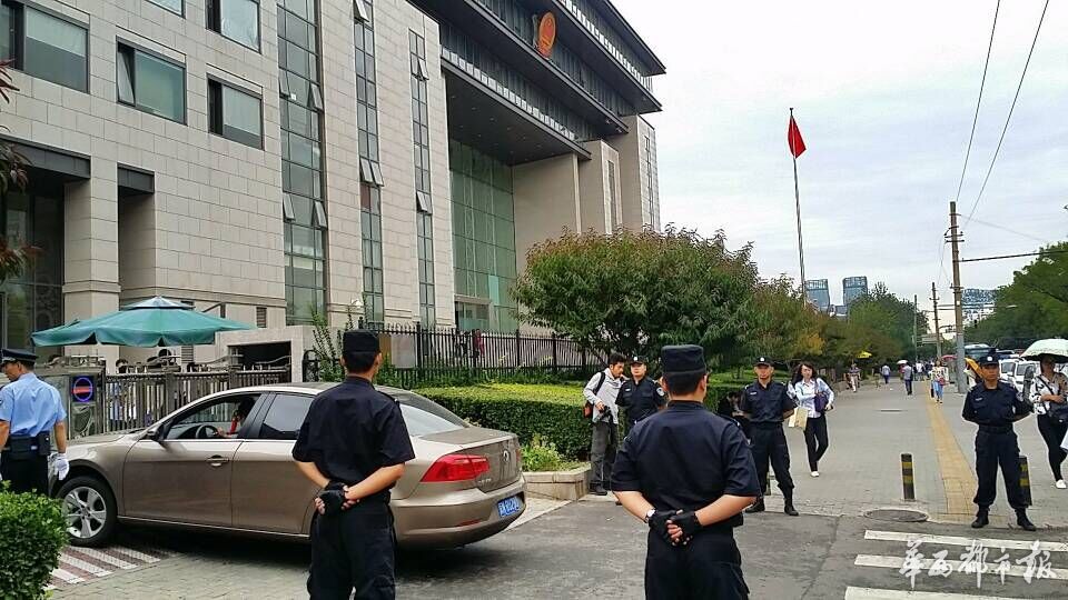 郭美美设赌案开审 林妙可父亲也来抢新闻