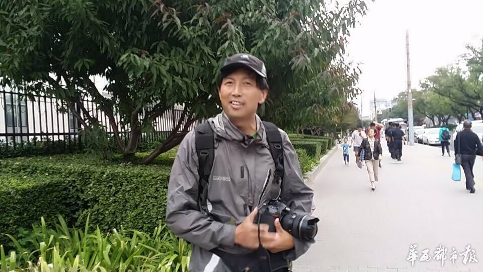 林妙可的记者父亲也来抢新闻。