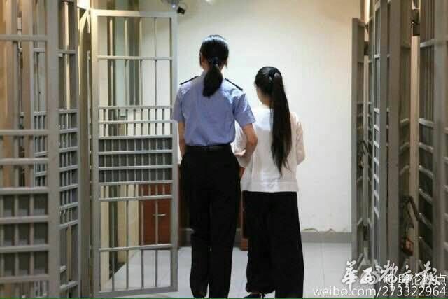 备受关注的郭美美、赵晓来开设赌场一案，今日上午9:30在北京东城区人民法院开庭审理。今天早上8点20分，华西都市报记者提前赶往东城区人民法院门口现场采访，只见大批媒体到现场采访。采访阵仗大，超过郭美美昔日的发布会。在法院门口，华西都市报记者看见记者们越来越多，中央电视台和北京电视台的转播车已提前开到法院门口，为转播作准备。连著名童星林妙可的记者父亲也来抢新闻。