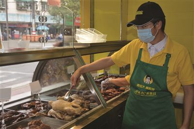 黄明教授店内卖卤菜。受访者供图