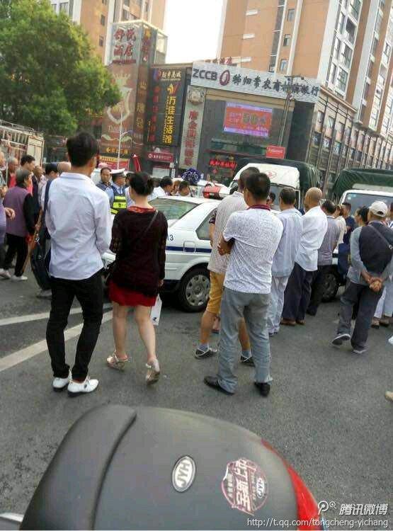 网曝宜昌秭归协警被小贩捅数刀