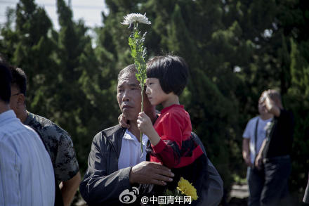 安葬仪式现场。