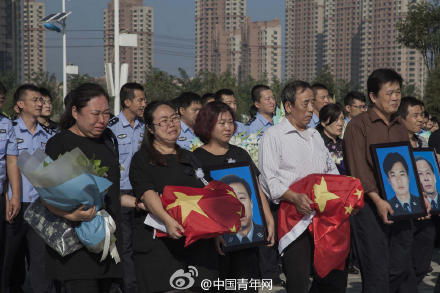安葬仪式现场。