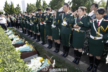 安葬仪式现场。
