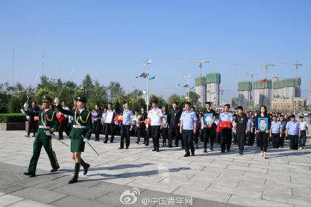 安葬仪式现场。
