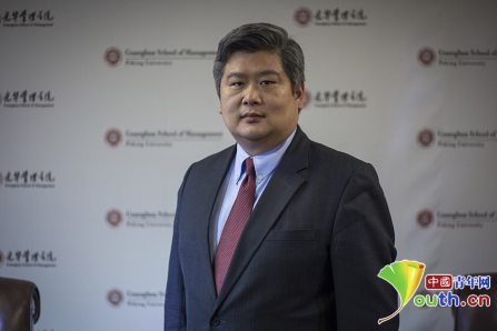 北京大学光华管理学院副院长、金融系讲席教授金李接受中国青年网记者采访。中国青年网记者 李拓 摄