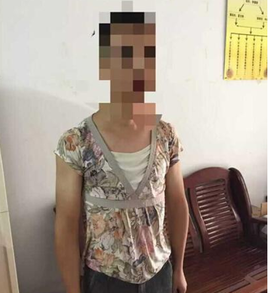 男子酒醒发现身穿女装和内裤
