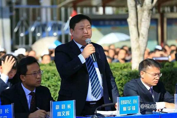 商南县委副书记,县长崔华锋在"广场问政"中回答群众的提问.