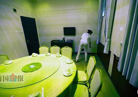李女士向记者介绍她被刘某殴打倒下的地方。