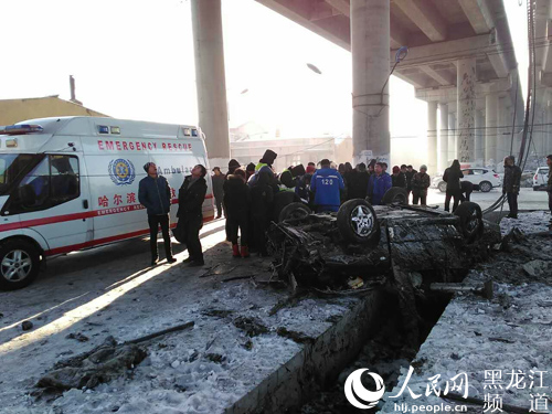 哈尔滨绕城高速一轿车坠下高架桥 1人死亡