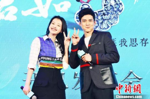 该剧男女主角韩东君、孙怡甜蜜牵手亮相，二人还现场进行霸气可爱三连拍，掀起了现场粉丝狂热的尖叫声浪。　邹瑞玥 摄
