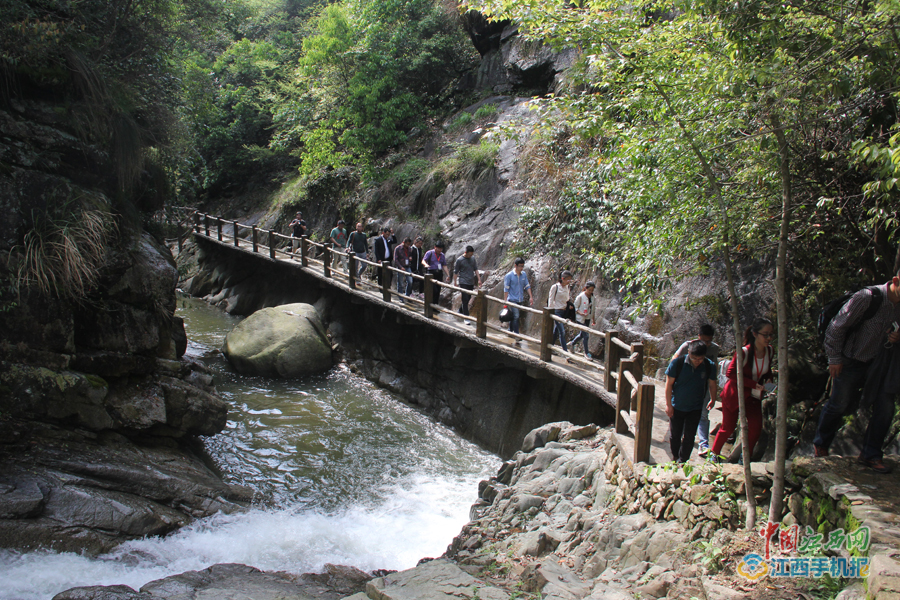 石门山峡谷坐落于黄山余脉石耳山脉间,是婺水的发源地.