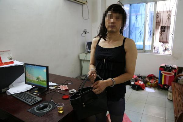须眉穿吊带黑丝进学校女厕偷拍 因太妖艳表现