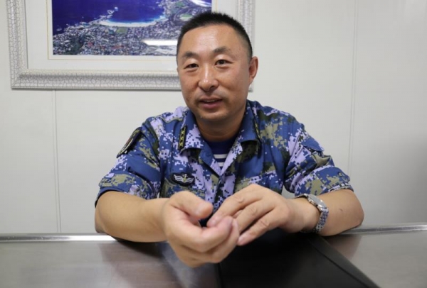 哈尔滨舰政委董伟接受人民论坛网记者采访