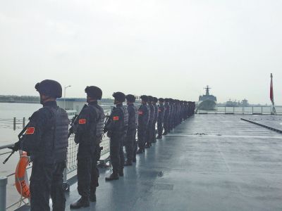 舰上的海军陆战队队员